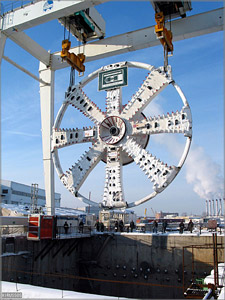 Ротор щита Херренкнехт перед спуском в монтажную камеру Серебряноборского тоннеля - © Фото Russos, 12 февраля 2004