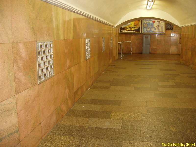 Cross to station 'Lubyanka' (Line 1)