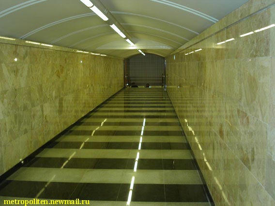 Соедининительный коридор между залами станции