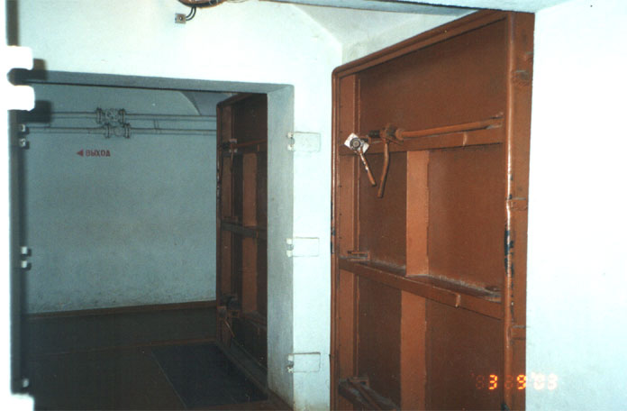 Samara. Stalin's bunker. Doors - © Photo Yuri Gridchin, 2003