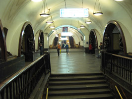 Станция 'Площадь Революции' - Station 'Ploschad Revolyucii'