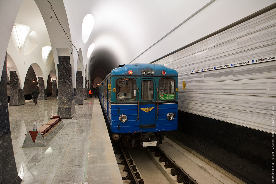 Line 3. First train in station 'Volokolamskaya'. Photo A.Popov, Metro.Ru, 2009